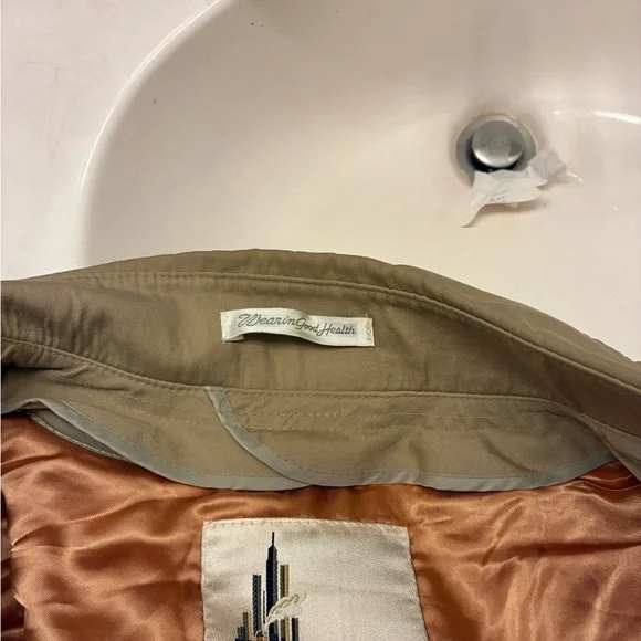 Classic Tan Trench Coat. No smoking. A very warm coat. No flaws - Picture 6 of 11